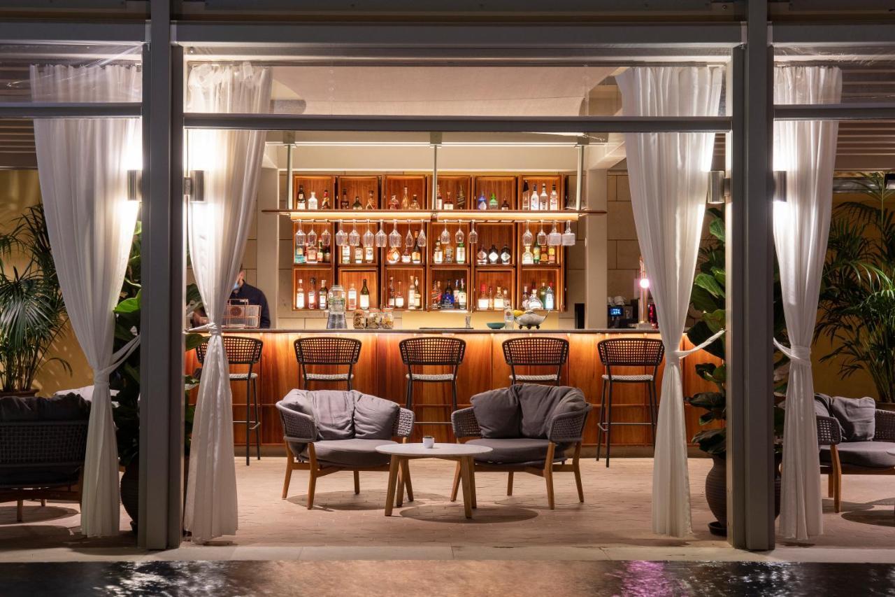 Epic Sana Algarve Hotel Albufeira Ngoại thất bức ảnh The bar at the pool